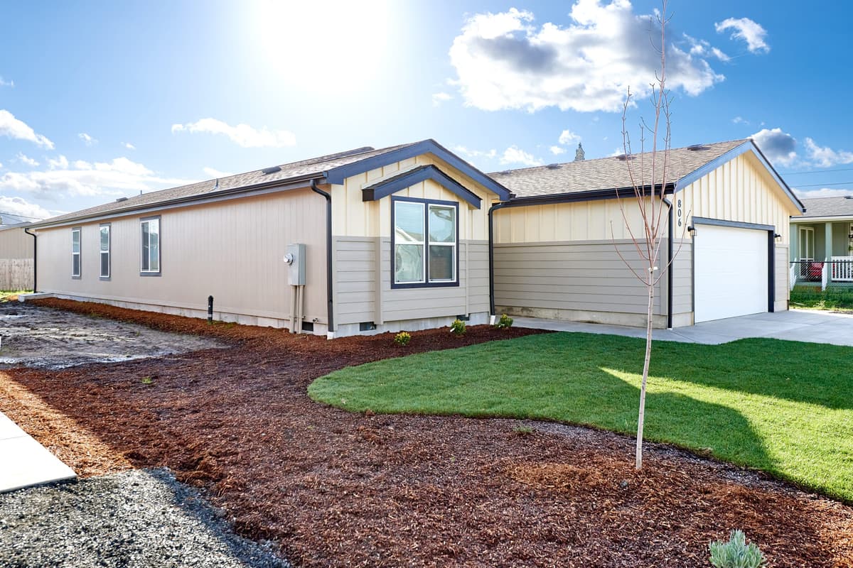 Side Profile of manufactured home with garage end loader